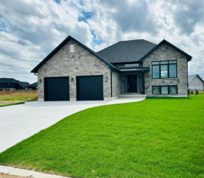 Luxury Home 2 mins drive to Saugeen Shores beach